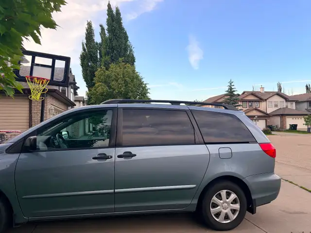 2010 Toyota Sienna- light blue492697835852288001