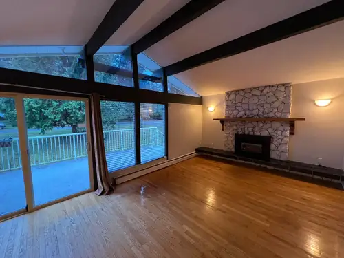 Bright upper level of a house located near the centre of Qualicum Beach. Close to schools and shops....