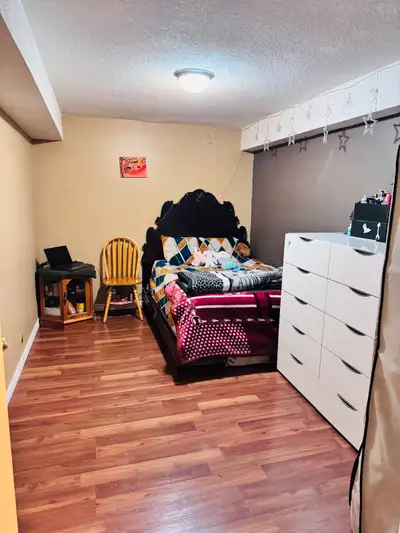 ROOM FOR RENT IN SHARING FOR GIRL