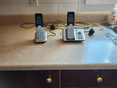 deux telephones a vendre 25 $, View more