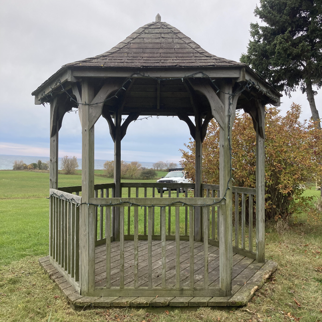 Beautiful Charming Hexagonal Gazebo looking for a new home! in Other in Oshawa / Durham Region - Image 8