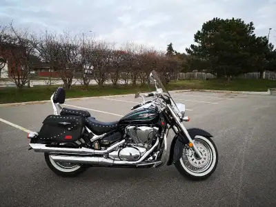 2016 Suzuki Boulevard (11,000 Km) features a classic cruiser design complete with windshield, sissy...