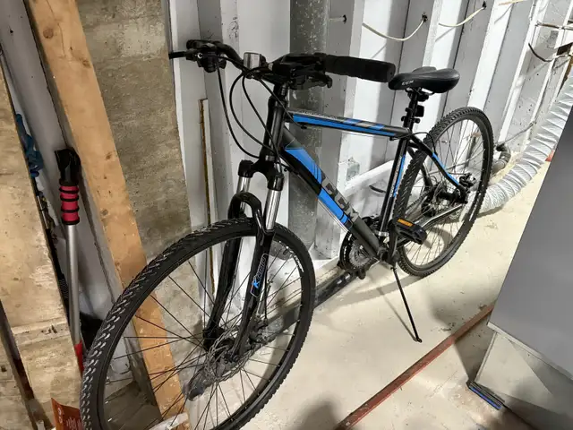 CCM Krossport Men's Hybrid Bike, 700C in Cruiser, Commuter & Hybrid in Laurentides - Image 2