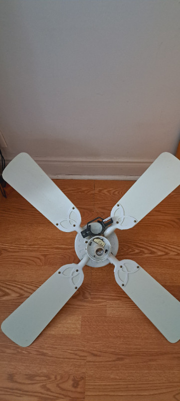 White ceiling fan w bulb, clock- & counterclockwise fan rotation in Indoor Lighting & Fans in City of Toronto - Image 3
