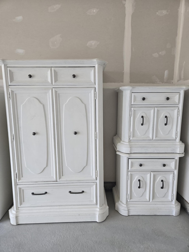 Solid wood refinished dresser set in Dressers & Wardrobes in Strathcona County - Image 3