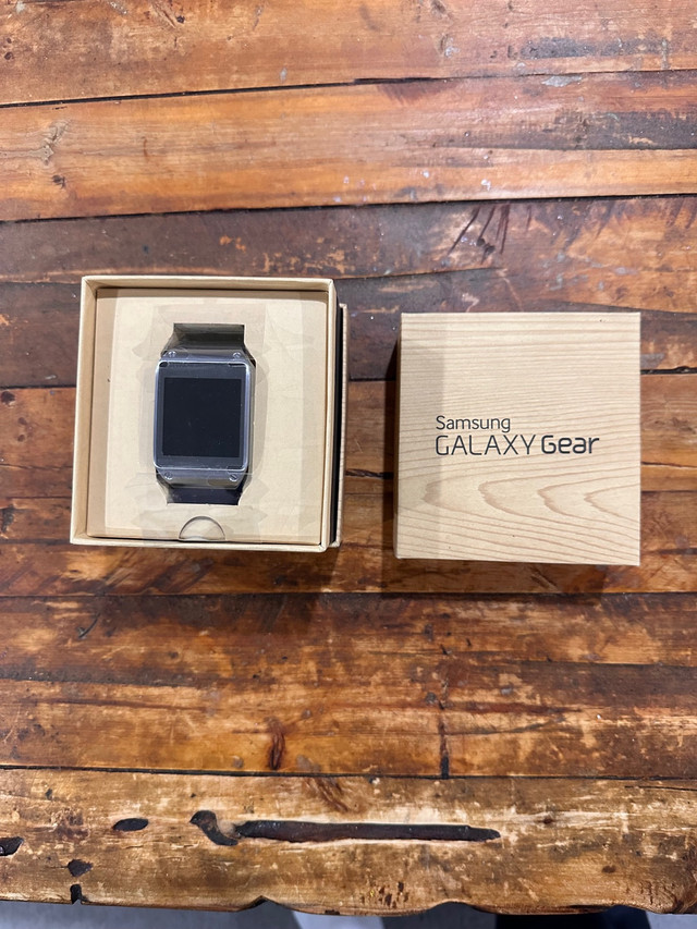 Samsung SM V700 Smartwatch  in Jewellery & Watches in Calgary