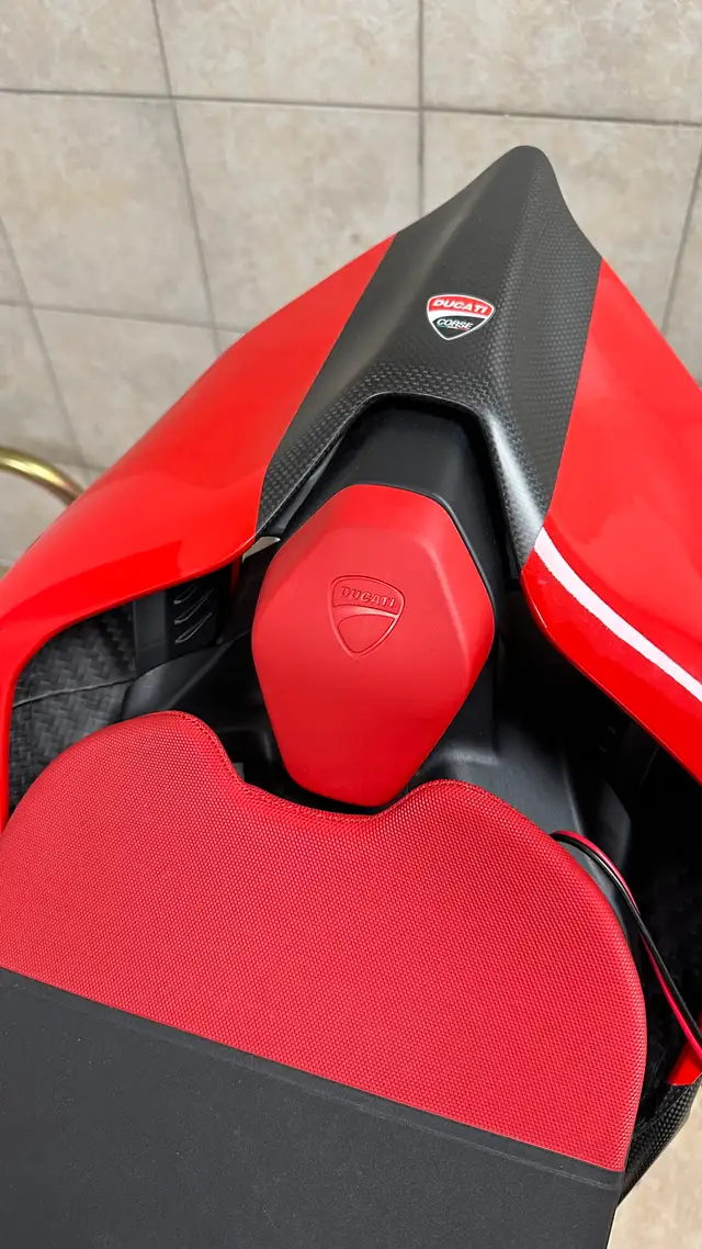 2024 panigale v4s in Sport Bikes in City of Montréal - Image 10