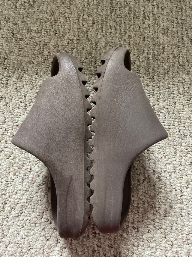 Yeezy slides “soot” READ DESCRIPTION! in Men's Shoes in Kitchener / Waterloo - Image 2
