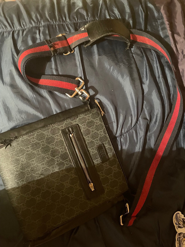 Gucci messenger bag in Men's in Markham / York Region - Image 2
