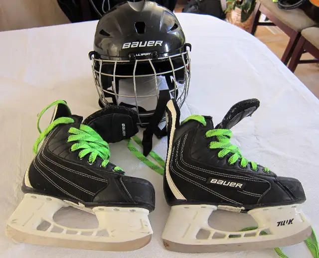 BAUER SKATES FOR KIDS BOY 5 TO 8 YRS OLD SIZE 2 in Hockey in Ottawa - Image 8