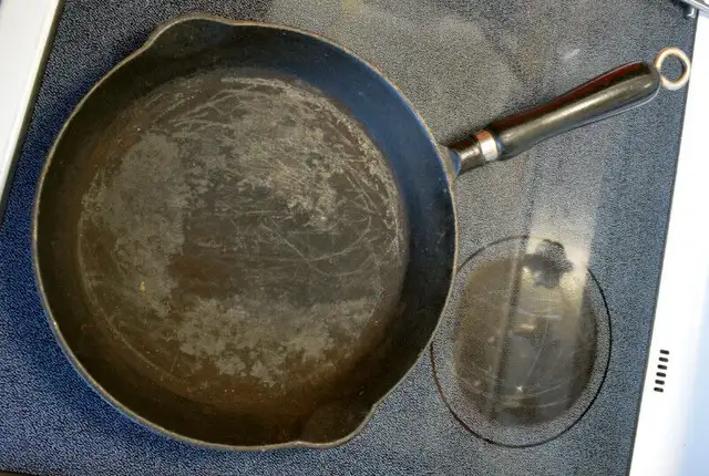 Griswold, Smart's, Eaton's cast iron ware, collectibles in Kitchen & Dining Wares in Ottawa - Image 2