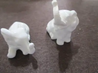 2 figurine éléphants (Elephants figures)