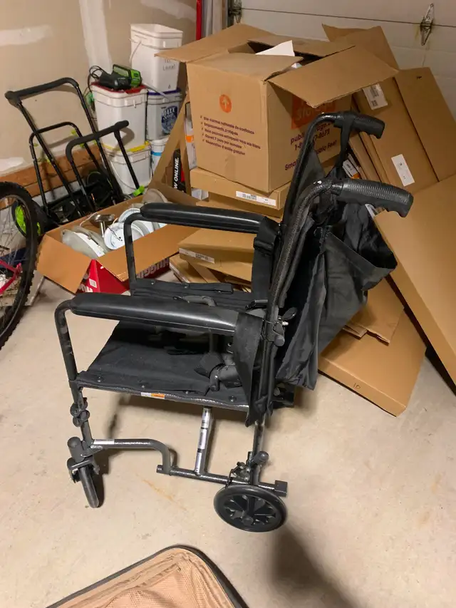 Drive medical transport foldable wheelchair