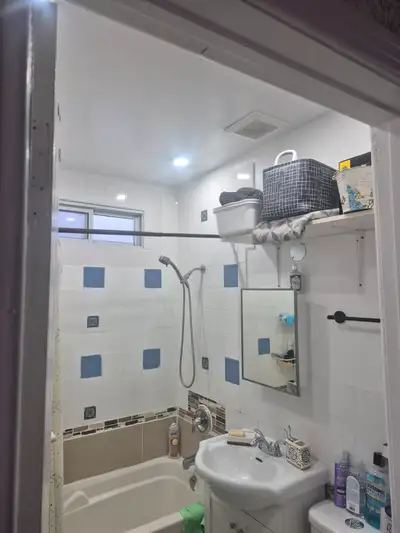 2 chambres fermées, salon double, grande cuisine , une salle de bain .balcon avant et arrière