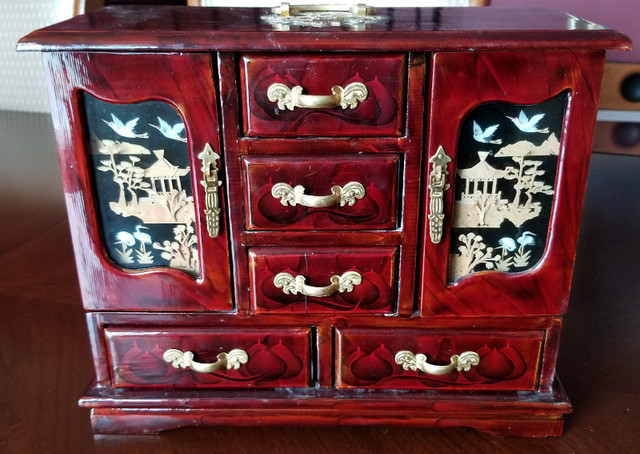 Beautiful Red Lacquered Chinese Musical Jewellery Box dans Bijoux et montres  à Longueuil/Rive Sud