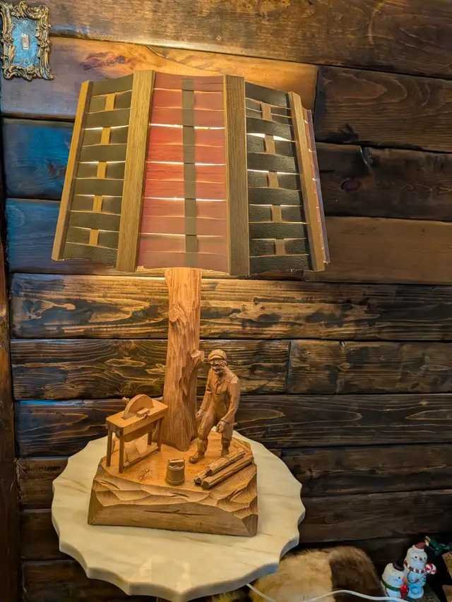 Vintage handcrafted wooden table lamp in Other in Ottawa - Image 2