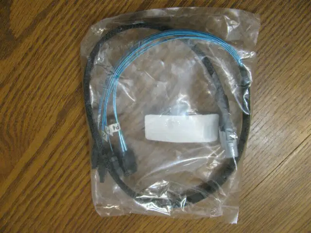 LEO LIGHT / VANGODDY COVER / SATA CABLE in Laptop Accessories in Norfolk County - Image 5