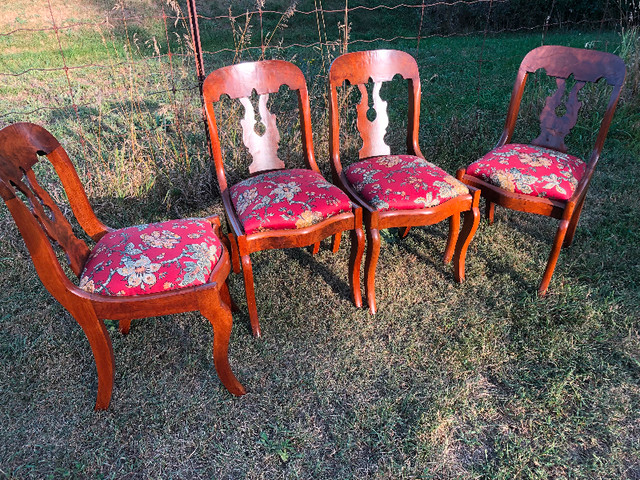 Antique Dining Room Chairs in Dining Tables & Sets in Napanee