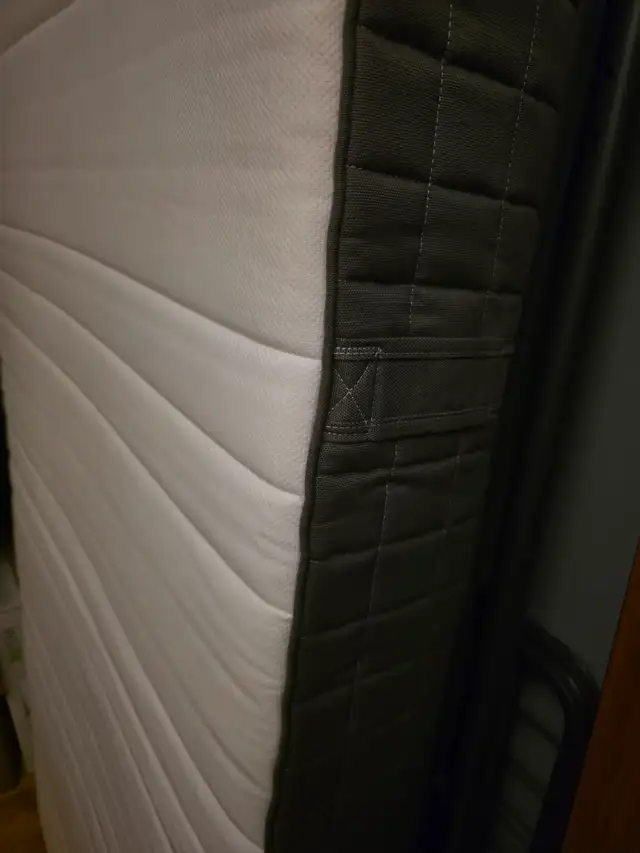 Lit superposé ikea en parfaite condition avec matelas simple et in Beds & Mattresses in City of Montréal - Image 4