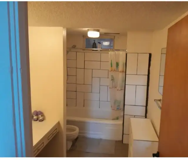 Room for Rent Close to Uni ersity of Calgary and SAIT63838173164417122