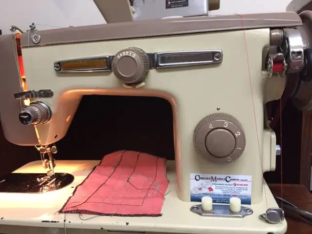 Sewing Machine**Omega**Machine à Coudre in Hobbies & Crafts in Laval / North Shore - Image 2