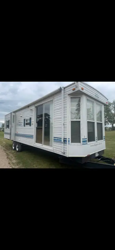 2006 Bay Ridge Camper 30 foot Double slide out, very roomie, Big windows for lots of light Clean lik...