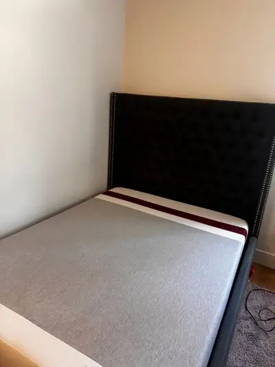 ️ À vendre – Tête de lit Queen velours noir capitonné + matela, View more