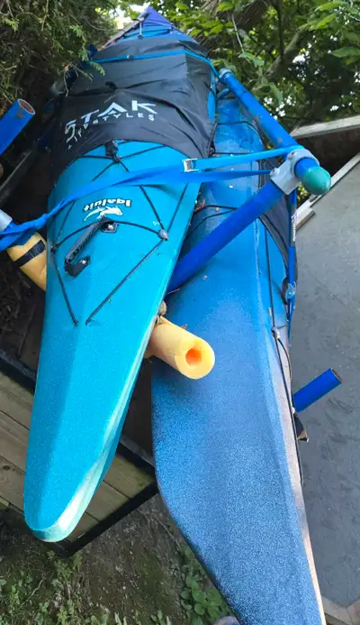 I'm selling my 2 kayaks, they have been in the water 5 times in 2 season. A reliable option for enjo...
