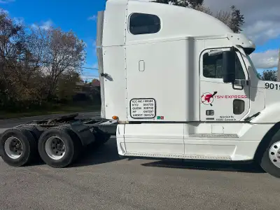 Strong, reliable 2006 Freightliner Columbia powered by the legendary Detroit 60 Series. Set up as a...