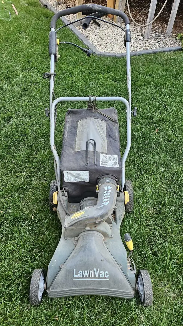 Yardworks Lawn Vac in Lawnmowers & Leaf Blowers in Regina - Image 2