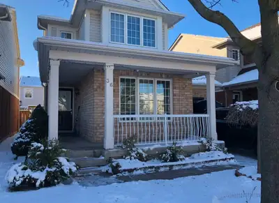 Room available for rent girls / couple in a spacious house. Furnitured, closet and parking available...