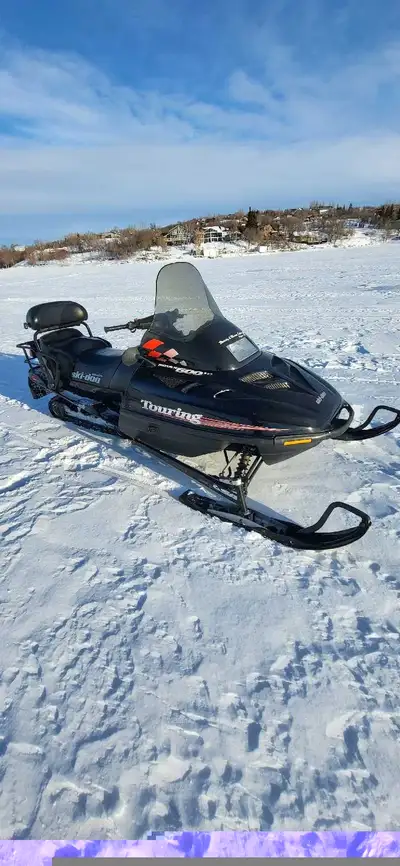 2000 skidoo 500 Touring very good condition. Electric start, reverse, heated grips . Liquid cooled....