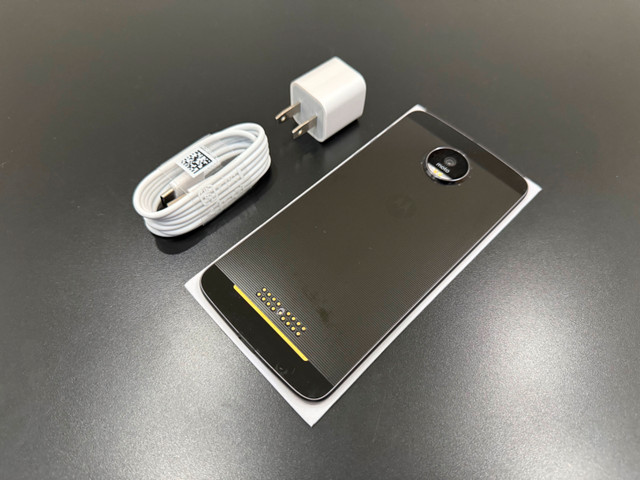 Motorola Moto Z 32GB Black - UNLOCKED - READY TO GO! in Cell Phones in Calgary - Image 2
