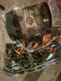 Huge bag of army men and other army accessories 
