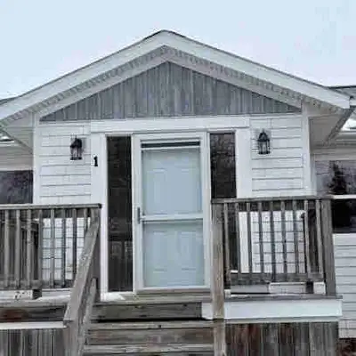 Brighton area 2 Bedroom Next to Victoria Park 10 minute walk to downtown area Parking for two cars S...