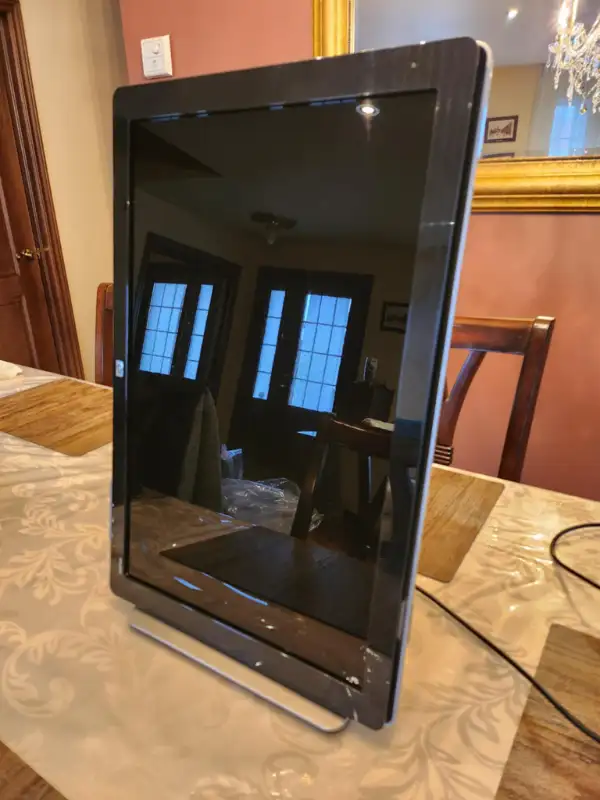 HP w2408 24" Widescreen LCD - VGA/DVI-D with USB Hub (Black) in Desktop Computers in City of Montréal - Image 4