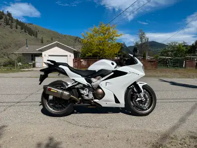 2014 Honda VFR800 RC79 DLX (center stand, rear seat solo cover, heated grips, remote adjust rear sho...