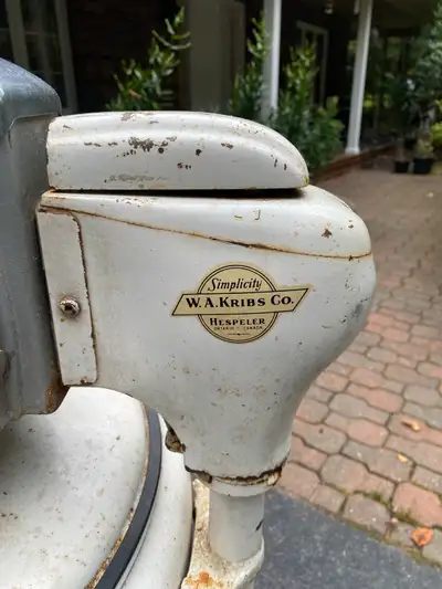 Working washing machine Circa 1950's. Serious buyers only. If ad is up, it is still available.