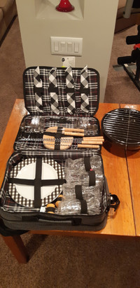 PICNIC BASKET, SERVICE for FOUR, WITH BBQ
