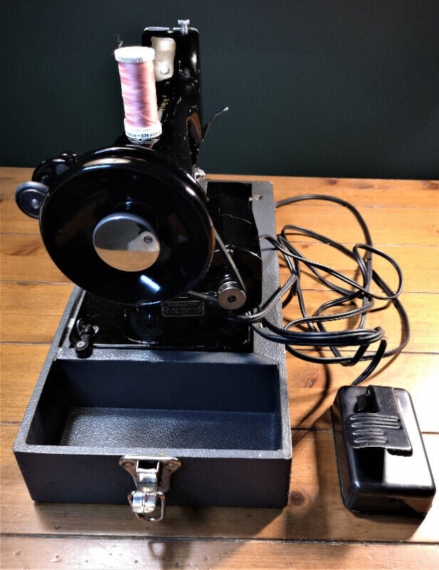 Singer Spartan Sewing Machine with case - in Hobbies & Crafts in Kingston - Image 3