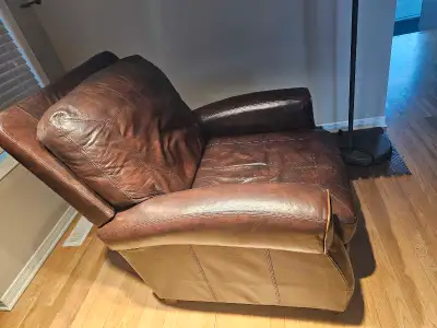Lazy Boy Recliner. Manual mechanism works perfectly so no need for electricity or a cable going acro...