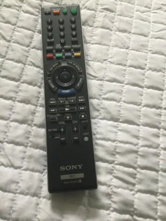 Manette pour blu ray sony rmt-b103a in Video & TV Accessories in Laval / North Shore - Image 2
