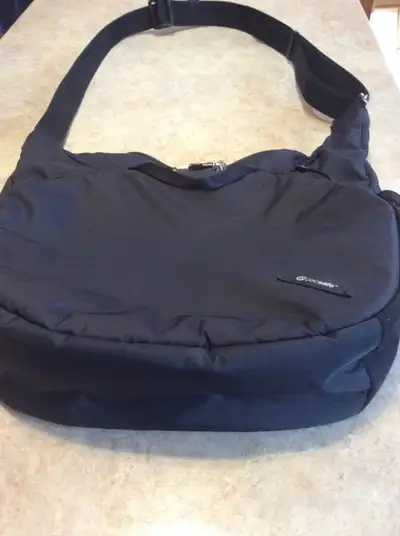 sac a bandoulière Pac Safe en très bonne état, se barre, avec plusieurs compartiments, comme neuf, 1...