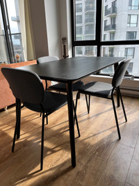 Table IKEA avec chaises