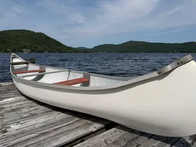 Je vends ce canot de lac en bon état, parfait pour vos sorties sur l'eau et vos aventures en plein a...