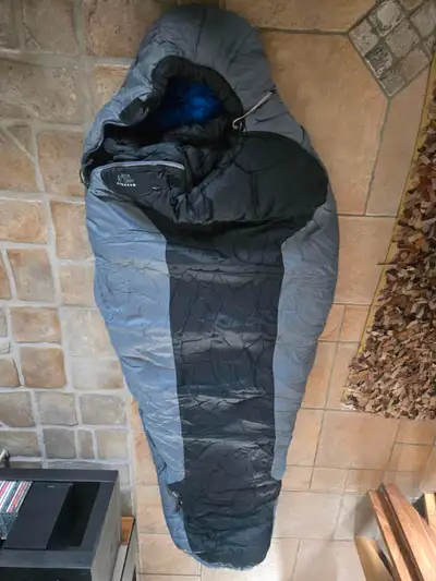 Sac de couchage Mountain Hard Wear neuf (jamais utilisé): Coupe sarcophage confortable plus large au...
