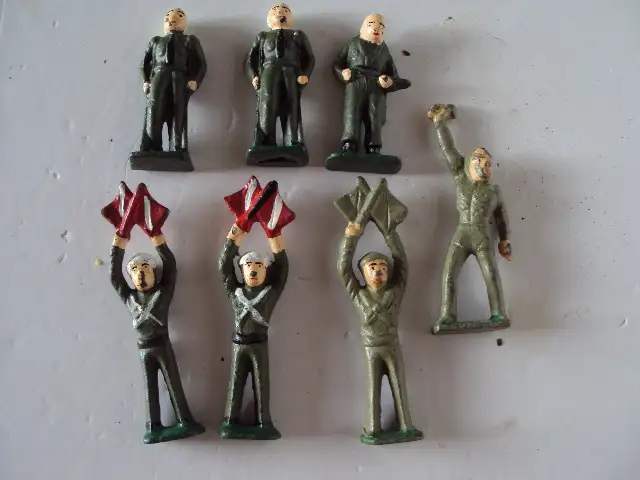 VINTAGE 7 WORLD WAR ONE CASTIRON TOY SOLDIERS in Arts & Collectibles in Barrie - Image 2