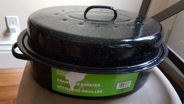 MEDIUM SIZE ROASTING PAN in Kitchen & Dining Wares in Markham / York Region - Image 2