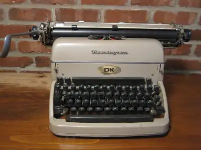 Dactylo Remington Rand 1955.....touches fonctionnelle Housse anti-poussière Adler incluse model: SPP...