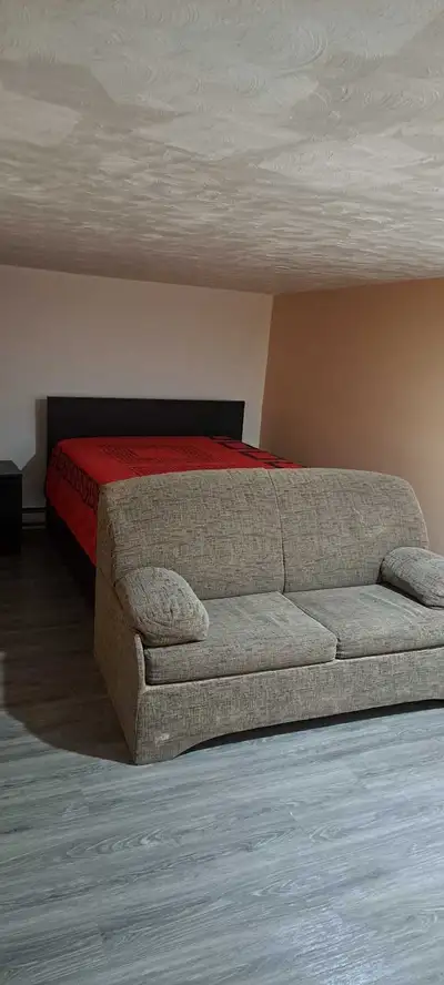 Chambre salon meublé frigo chauffer éclaire acces a la cuisine salle de bain , 1 coin pour bbq l'été...